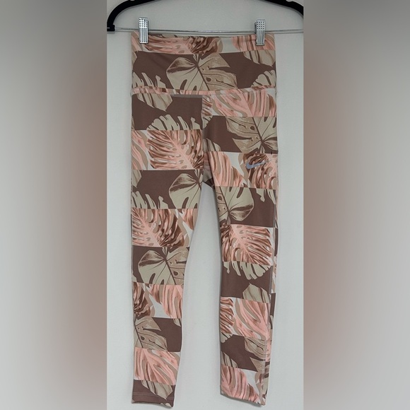 ⭐️ Nike Dri-Fit Tan and Pink Leaf Print High Rise Crop Women’s Leggings Size XS - Picture 1 of 9